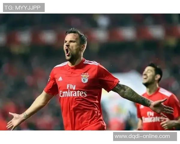 西甲激战：本菲卡大胜曼联5比1补时进球点燃全场激情